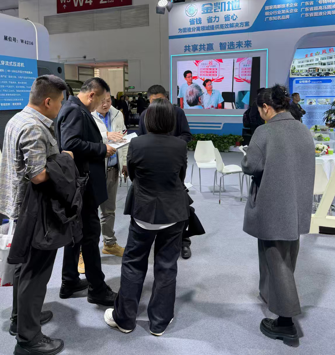 展会现场庞经理与客户合影