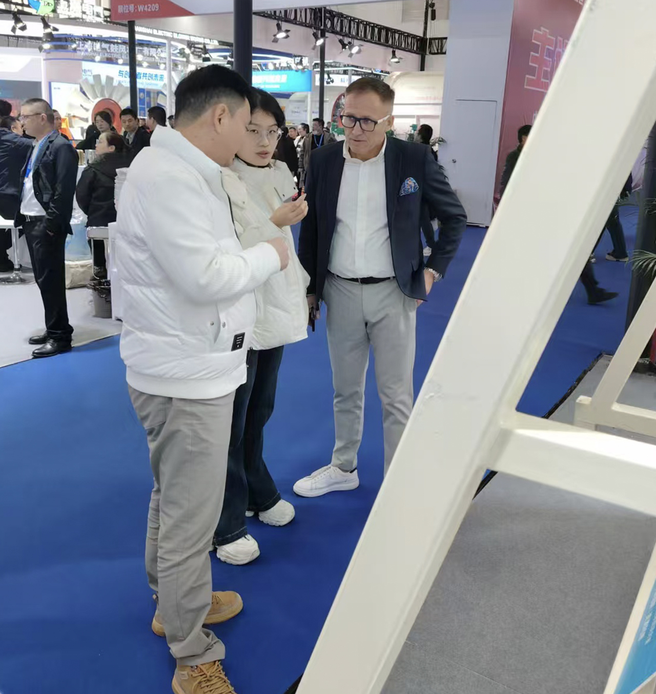 展会现场庞经理与客户交流